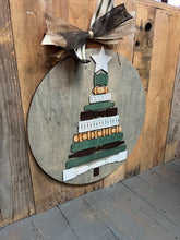 Load image into Gallery viewer, Christmas Tree Spindle Round Doorhanger