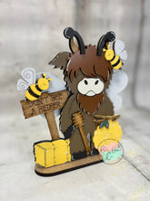 Load image into Gallery viewer, Bee Highland cow craft sign kit
