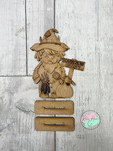 Load image into Gallery viewer, Scarecrow Fall Highland cow craft sign kit
