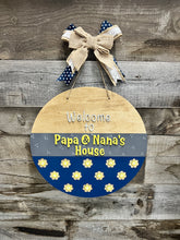 Load image into Gallery viewer, Welcome to Papa &amp; Nanas house 16” Round flower Doorhanger
