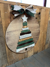 Load image into Gallery viewer, Christmas Tree Spindle Round Doorhanger
