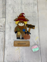 Load image into Gallery viewer, Scarecrow Fall Highland cow craft sign kit
