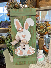 Load image into Gallery viewer, DIY craft Painting workshop Primitive Pallet Easter duo leaners.
